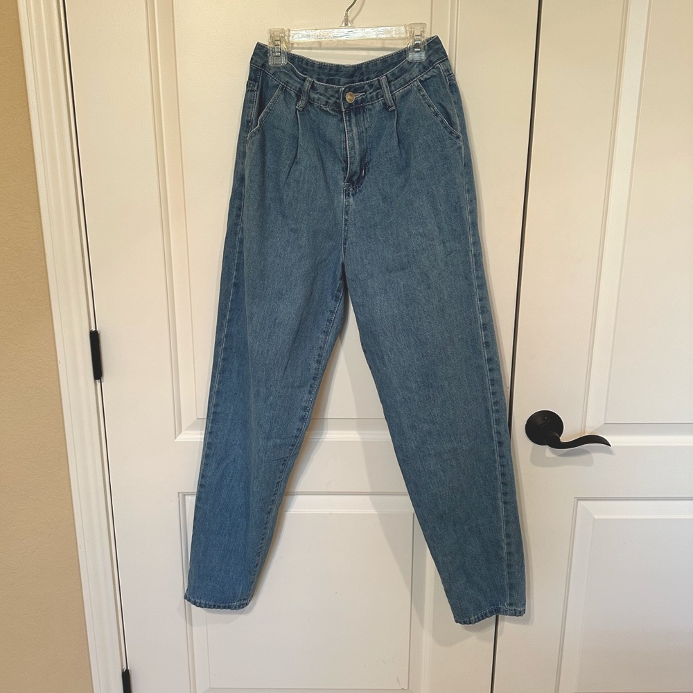 Baggy Relaxed Front Pleads Jeans with Heart Back Pockets. Color Blue. Size XS